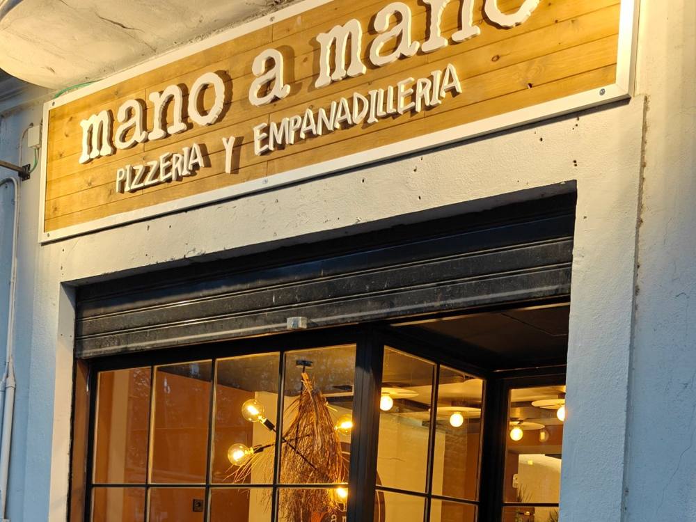 Fachada de Mano a Mano Valencia.